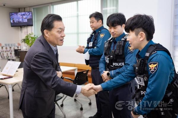 [크기변환]1-2. 이재준 수원특례시장, 설 연휴에 근무하는 이들 방문해 격려 (1).jpg