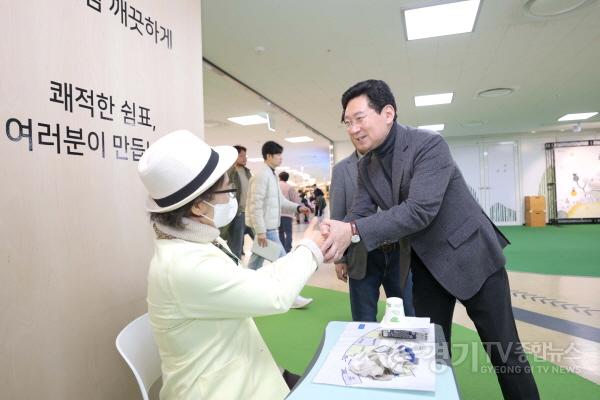 [크기변환]2-2. 이상일 용인특례시장이 14일 용인어린이상상의숲에서 열린 설맞이 특별행사에서 시민들에게 명절 인사를 전했다..JPG