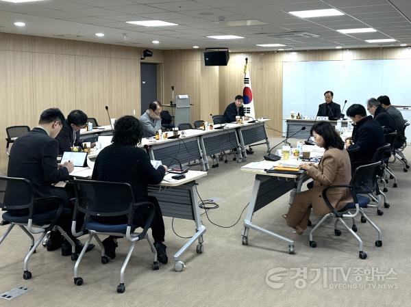 [크기변환]260213 경기도의회, 2026년도 제1회 연구활동 지원 심의위원회 개최(2) (1).jpg