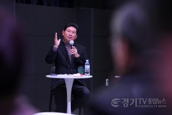 [크기변환]7-2. 12일 용인미디어센터에서 열린 소통간담회에 참석한 이상일 시장이 발언하고 있다.JPG