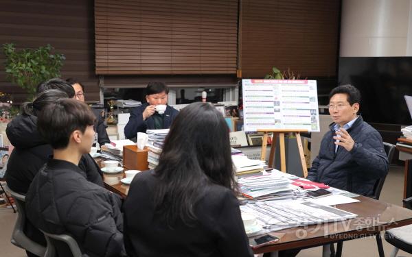 [크기변환]12-1. 이상일 용인특례시장이 11일 시장실에서 용인FC 공식 서포터즈인 용비어천가 운영진들과 이야기를 나누고 있다.JPG