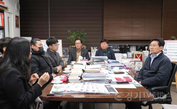 [크기변환]12-2. 이상일 용인특례시장이 11일 시장실에서 용인FC 공식 서포터즈인 용비어천가 운영진들과 이야기를 나누고 있다.JPG