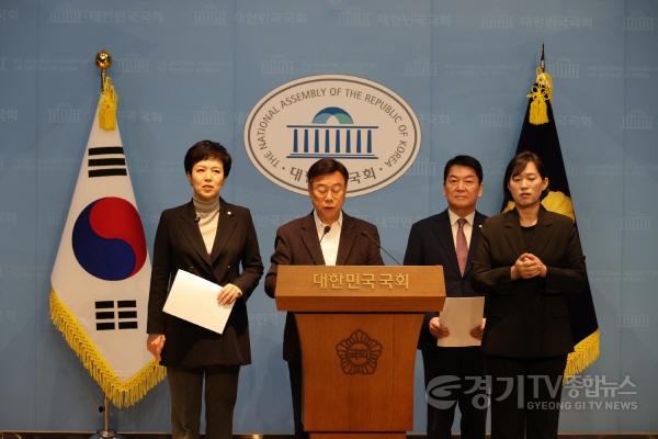 [크기변환]신도시정비과-신상진 성남시장이 19일 국회 소통관에서 분당 재건축 물량제한 폐지를 촉구하는 기자회견을 열고 있다3.jpg