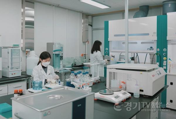 [크기변환][크기변환]기업혁신과-성남식품연구개발지원센터 소속 연구원들이 식품분석을 하고 있다(1)..jpg