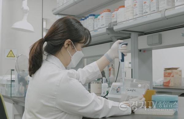 [크기변환]기업혁신과-성남식품연구개발지원센터 소속 연구원이 식품분석을 하고 있다(2).jpg