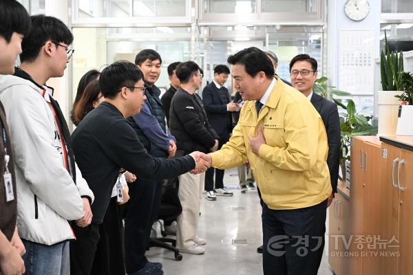 [크기변환]2026.02.19.시흥시청 직원 격려 인사 (5).jpg