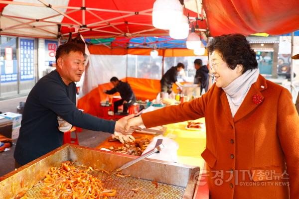 [크기변환]1김경희 이천시장, 설 맞아 전통시장 방문 활력 응원 2.jpg