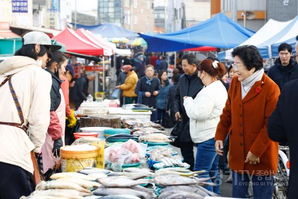 [크기변환]1김경희 이천시장, 설 맞아 전통시장 방문 활력 응원 3.jpg