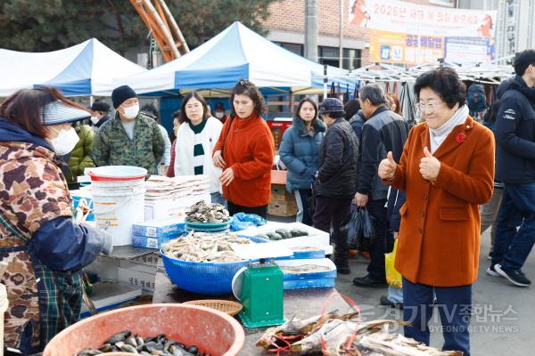 [크기변환]1김경희 이천시장, 설 맞아 전통시장 방문 활력 응원 4.jpg