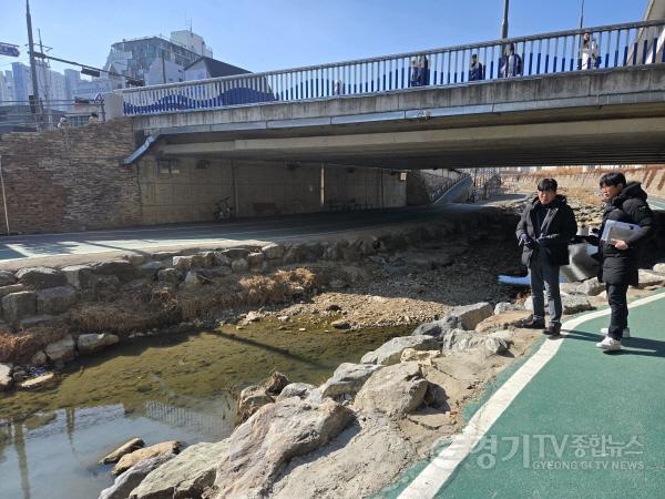 [크기변환]4. 용인특례시 처인구가 경안천 주변을 점검하고, 보수가 필요한 부분과 시설을 확인하고 있다..jpg