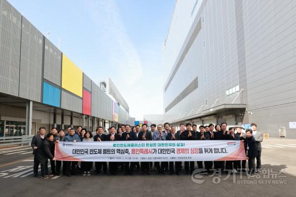 [크기변환]6-3. 23일 삼성전자 기흥캠퍼스에서 현장 간부 공무원회의에 참석한 이상일 시장과 공직자들이 기념사진을 촬영하고 있다.jpg