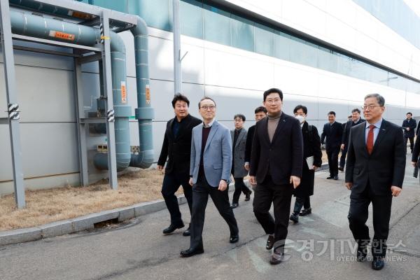 [크기변환]6-4. 23일 삼성전자 기흥캠퍼스에서 이상일 시장이 팹을 둘러보고 있다.jpg