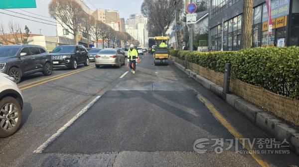 [크기변환]2. 수원시 팔달구, 해빙기 도로안전 위한 ‘포트홀 보수전담반’ 본격 가동_사진변경.jpg