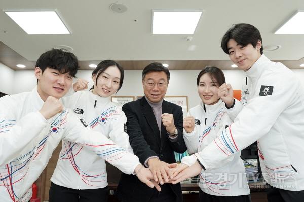 [크기변환]체육진흥과-왼쪽부터 이정민-최민정-신상진 성남시장-김길리-이준서 선수. ‘이탈리아 밀라노 동계올림픽(2.6~22)’ 출전을 앞두고 성남시청 빙상팀 쇼트트랙 선수단 ‘파이팅’.jpg