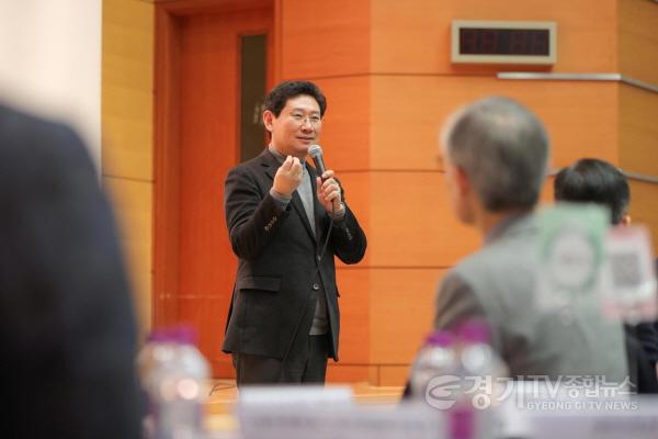 [크기변환]5-3. 이상일 용인특례시장이 24일 열린 2026 AI·반도체 포럼’ 에서 의견을 말하고 있다..JPG