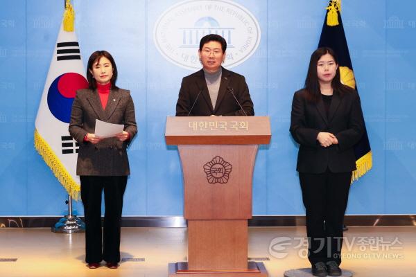 [크기변환]3-3. 24일 국회 소통관에서 이상일 시장이 기자회견을 하고 있다.jpg