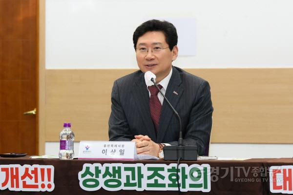 [크기변환]8-2. 이상일 용인특례시장(가운데)은 25일 한강사랑포럼에 참석했다.jpg