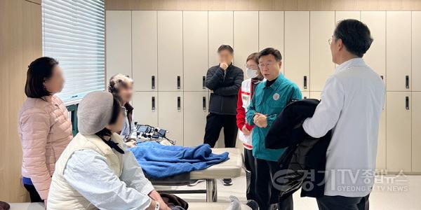 [크기변환]재난안전관-28일 신상진 성남시장과 분당보건소장이 백현동 상가 건물 화재로 인근 병원에 이송된 환자들을 만나 상태를 확인하고 있다...jpg