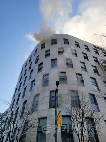 [크기변환]재난안전관-28일 화재 발생한 분당구 백현동 건물 모습.jpg