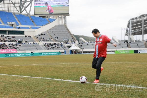 [크기변환]2-2. 이상일 시장이 1일 미르스타디움에서 열린 하나은행 K리그2 홈 개막전에서 시축을 하고 있다.jpg