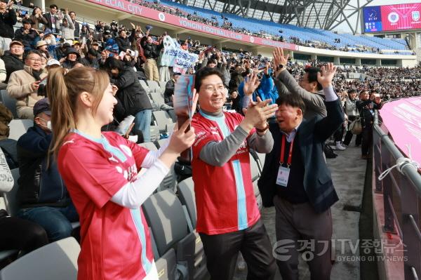 [크기변환]2-3. 이상일 시장이 1일 미르스타디움에서 열린 하나은행 K리그2 홈 개막전에서 응원을 하고 있다.jpg
