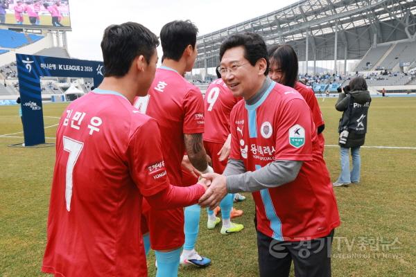 [크기변환]2-4. 이상일 시장이 1일 미르스타디움에서 열린 하나은행 K리그2 홈 개막전을 앞두고 선수들을 격려하고 있다.jpg