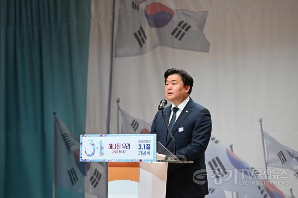 [크기변환][수시보도]1-1 1일 시청 늠내홀에서 열린 3.1절 기념식에서 임병택 시흥시장이 기념사를 하고 있다..jpg