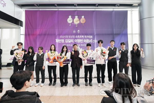 [크기변환]체육진흥과-‘2026 이탈리아 밀라노·코르티나담페초 동계올림픽(2.6.~22.)’ 대회에서 5개의 메달을 딴 성남시청 빙상팀 쇼트트랙 선수들이 시청 로비에서 열린 팬 사인회에서 기념사진을 찍고 있다..jpg