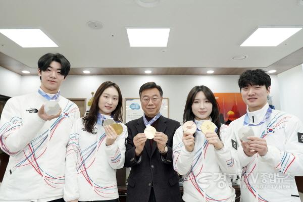 [크기변환]체육진흥과-“올림픽 감동 시민과 함께” 왼쪽부터 이준서–최민정-신상진 성남시장-김길리-이정민-이준서 선수.jpg