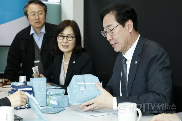 [크기변환]9-3. 정명근 화성특례시장이 (가칭) 코리요 생리대 시제품을 살피고 있다..jpg