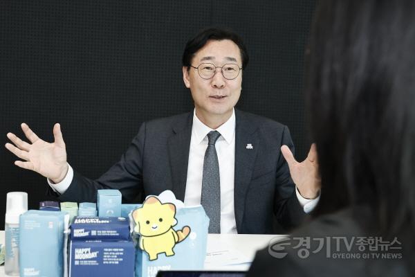 [크기변환]9-5. 정명근 화성특례시장이 (가칭) 코리요 생리대 시제품을 살피고 생리대 제작에 대한 의견을 말하고 있다..jpg