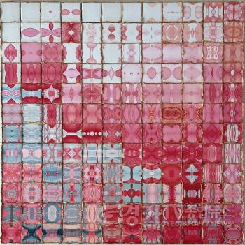 [크기변환][사진자료1] 김성자, 숨을 꿈꾸다, 2026, 60×60×3cm, GAI Hybrid Painting, 금먹, 모자이크타일, 한지.jpg