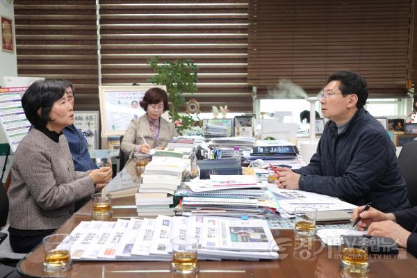 [크기변환]14-2. 이상일 용인특례시장이 5일 용인시양봉연구회 회원들과 양봉산업 활성화를 위한 주요 현안에 대해 논의하고 있다.JPG