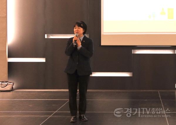 [크기변환]260305_[사진자료] 원미정 상임이사가 상권 매니저 교육에서 인사말을 하고 있다.JPG