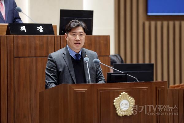 [크기변환]사진4)김동은 수원특례시의회 의원이 제399회 임시회 본회의에서 5분 자유발언을 하고 있다..jpg