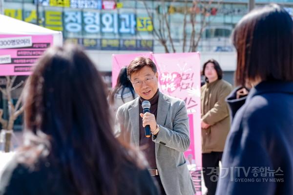 [크기변환]여성가족과-신상진 성남시장이 4일 판교 콘텐츠거리에서 미혼 직장인 교류 프로그램 ‘청춘 매칭 프로젝트 커넥터스(Connect-us)’ 프로그램에 대해 설명하고 있다..jpg