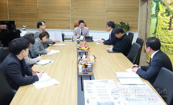 [크기변환]260305 김진경 의장, 과천 경마장 도내 이전 관철 위해 집행부와 긴급 점검1.jpg