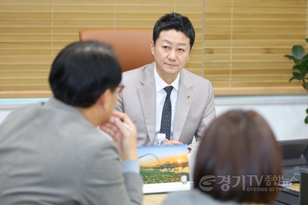 [크기변환]260305 김진경 의장, 과천 경마장 도내 이전 관철 위해 집행부와 긴급 점검2.jpg