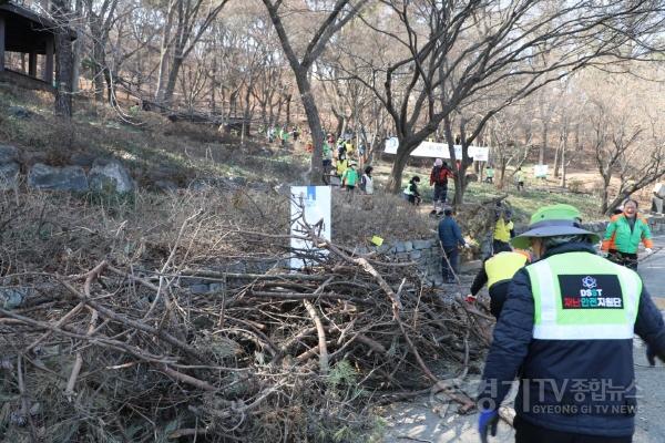 [크기변환]사진1) 수원특례시,‘팔달산 설해(雪害) 피해목 시민의 손으로 복원하기’봉사활동.jpg