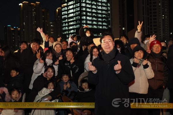 [크기변환]1-2. 정명근 화성특례시장과 시민들이 정월대보름을 기념하고 있다.jpg