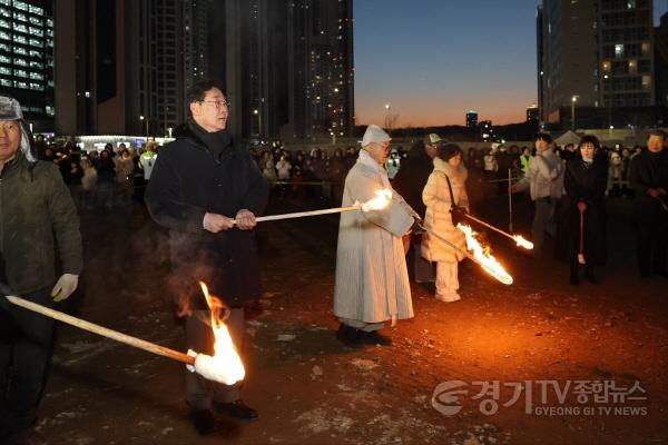 [크기변환]1-3. 정명근 화성특례시장(왼쪽 두번째)과 용주사 주지 성효 스님(가운데)이 쥐불놀이 체험을 하고 있다.jpg