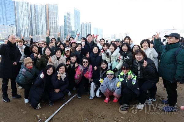 [크기변환]1-4. 정명근 화성특례시장(가운데 뒤)과 시민들이 정월대보름 행사를 즐기고 있다.jpg