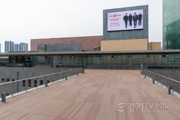 [크기변환][사진2] 용인포은아트홀 옥외 데크 교체.jpg