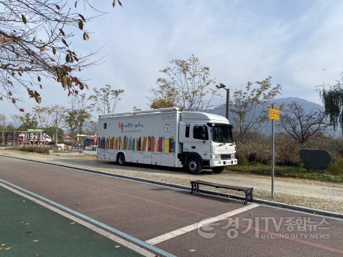 [크기변환](사진)자연 속에서 즐기는 독서…하남시, ‘네 바퀴 숲속도서관’ 운영.jpg