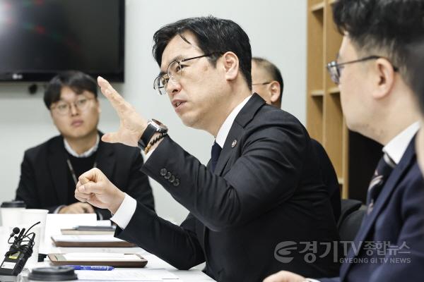 [크기변환]6. 김민재 행정안전부 차관이 5일 화성특례시 ‘그냥드림 온(溫) 라운지’ 를 방문해 간담회를 진행하고 있다..jpg
