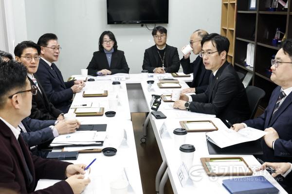 [크기변환]5. 김민재 행정안전부 차관이 5일 화성특례시 ‘그냥드림 온(溫) 라운지’ 를 방문해 간담회를 진행하고 있다..jpg