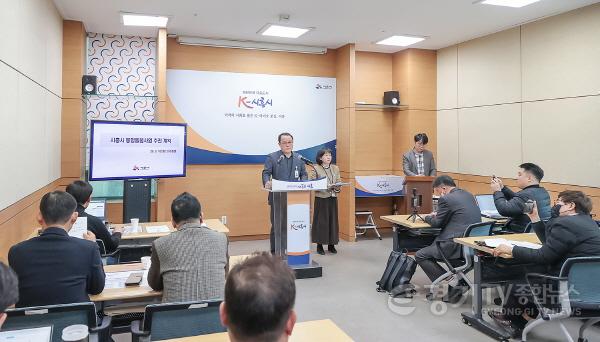 [크기변환]수시보도1-1 10일 시청 브리핑룸에서 심윤식 복지국장이 시흥형 통합 돌봄 추진 계획을 설명하고 있다.jpg