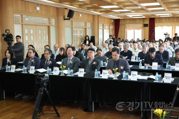 [크기변환]8-1. 정명근 화성특례시장이 용주사 학술토론회에 참석하고 있다.jpg