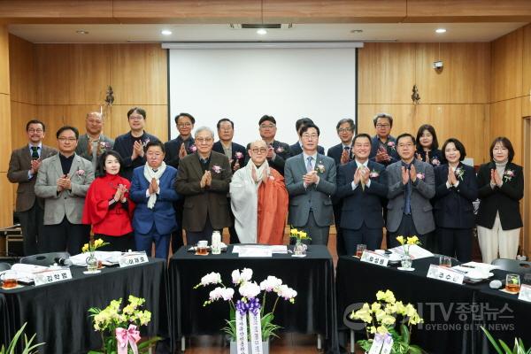 [크기변환]8-4. 정명근 화성특례시장(가운데 오른쪽)과 용주사 주지 성효 스님(가운데)가 세미나 기념촬영을 하고 있다.jpg