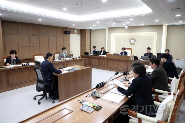 [크기변환]사진설명3) 수원특례시의회 문화체육교육위원회 안건 심사.jpg